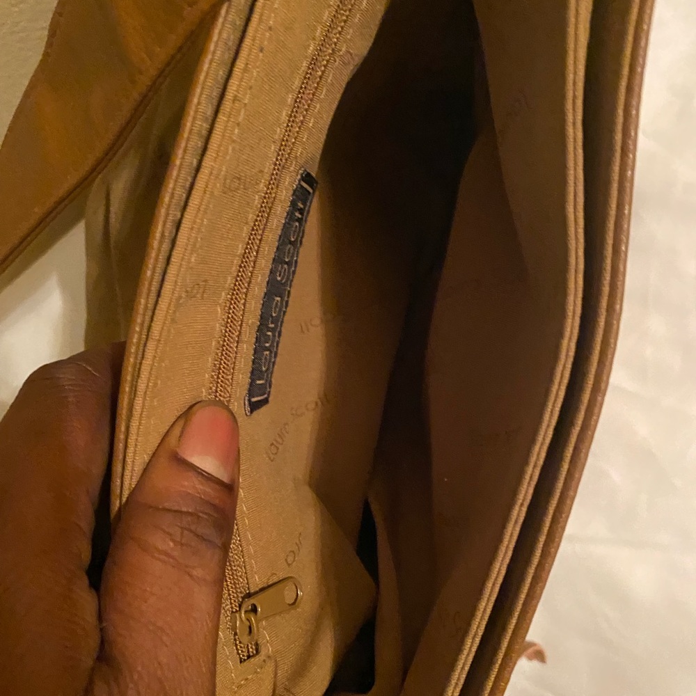 Laura Scott - image 5